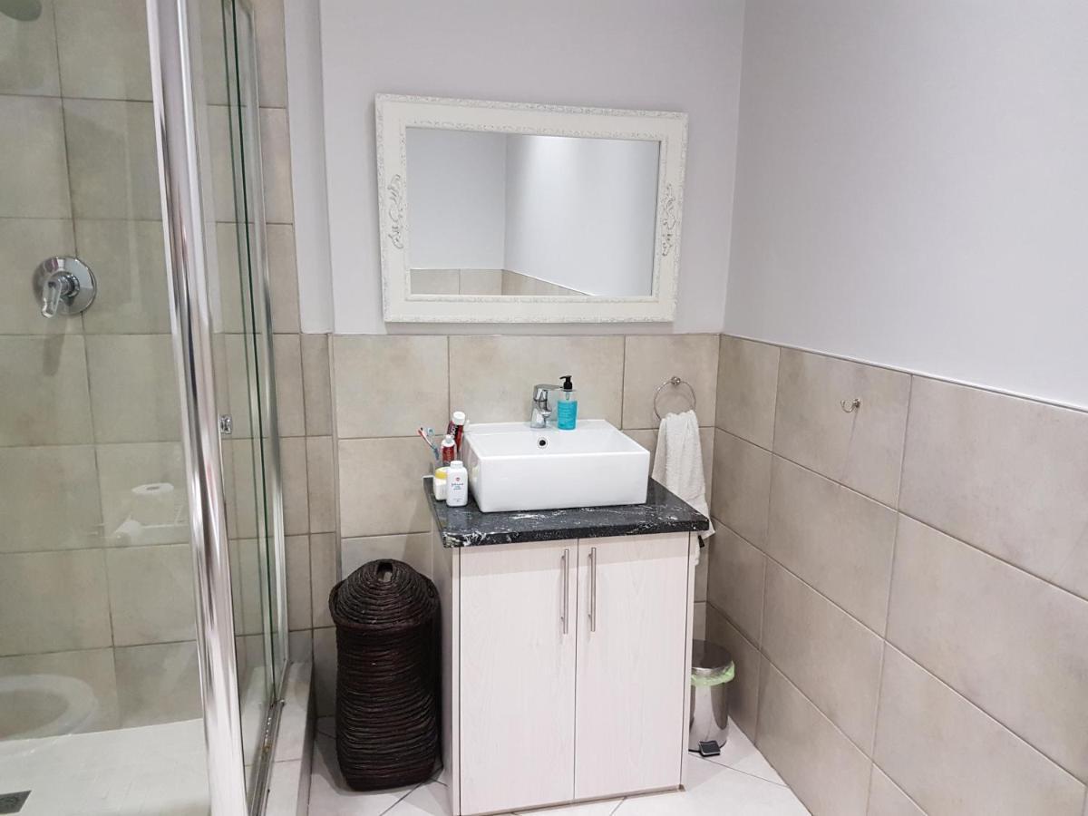 Modern, Centrally Located Dorp Street Apartment Stellenbosch Luaran gambar